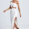 Vestido largo asimétrico con detalle de herrajes Rosalia en blanco