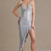 Vestido largo asimétrico con escote pronunciado y adornos Vivienne Premium en color plata