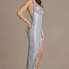 Vestido largo asimétrico con escote pronunciado y adornos Vivienne Premium en color plata