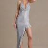Vestido largo asimétrico con escote pronunciado y adornos Vivienne Premium en color plata