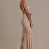 Vestido largo asimétrico con escote pronunciado y espalda abierta Ameline Premium en beige dorado