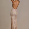 Vestido largo asimétrico con escote pronunciado y espalda abierta Ameline Premium en beige dorado