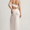 Vestido largo asimétrico de jersey texturizado Imara en blanco
