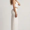 Vestido largo asimétrico de jersey texturizado Imara en blanco
