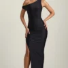Vestido largo asimétrico de un solo hombro con fruncidos Akeeva en negro