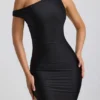 Vestido largo asimétrico de un solo hombro con fruncidos Akeeva en negro