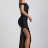 Vestido largo asimétrico de un solo hombro con fruncidos Akeeva en negro