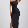 Vestido largo asimétrico de un solo hombro con fruncidos Akeeva en negro