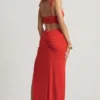 Vestido largo asimétrico Imara de jersey texturizado en rojo chile