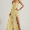 Vestido largo asimétrico semitransparente con adornos de Kerra en amarillo