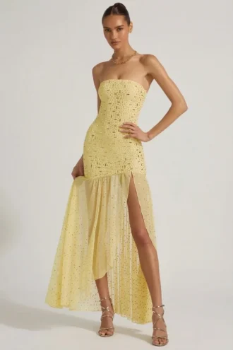 Vestido largo asimétrico semitransparente con adornos de Kerra en amarillo