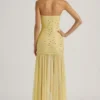 Vestido largo asimétrico semitransparente con adornos de Kerra en amarillo