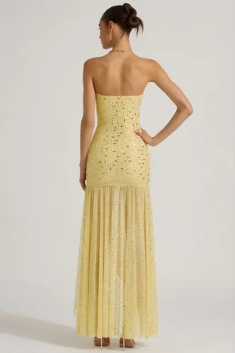Vestido largo asimétrico semitransparente con adornos de Kerra en amarillo