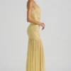 Vestido largo asimétrico semitransparente con adornos de Kerra en amarillo