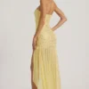 Vestido largo asimétrico semitransparente con adornos de Kerra en amarillo