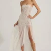 Vestido largo asimétrico semitransparente con adornos Kerra en blanco