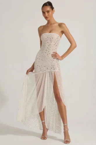 Vestido largo asimétrico semitransparente con adornos Kerra en blanco