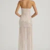 Vestido largo asimétrico semitransparente con adornos Kerra en blanco