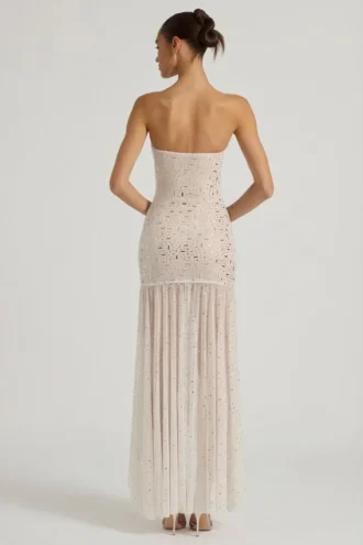 Vestido largo asimétrico semitransparente con adornos Kerra en blanco