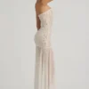 Vestido largo asimétrico semitransparente con adornos Kerra en blanco