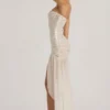 Vestido largo asimétrico semitransparente con adornos Kerra en blanco