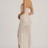 Vestido largo asimétrico semitransparente con adornos Kerra en blanco