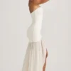 Vestido largo asimétrico sin tirantes con cola de pez Melina en color marfil