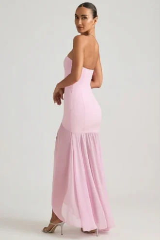 Vestido largo asimétrico sin tirantes con corte de cola de pez Melina en rosa suave