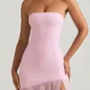 Vestido largo asimétrico sin tirantes con corte de cola de pez Melina en rosa suave