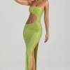 Vestido largo bandeau con aberturas y adornos Alamea en verde pera