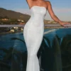Vestido largo bandeau con aberturas y adornos Kinsley en blanco
