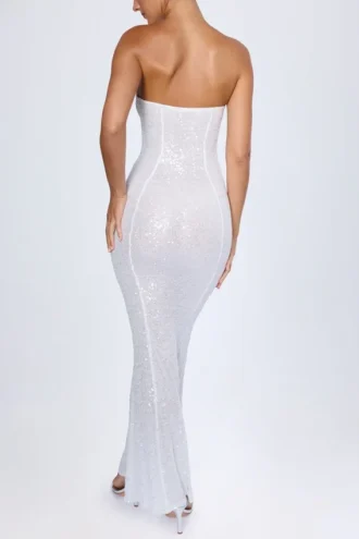 Vestido largo bandeau con aberturas y adornos Kinsley en blanco