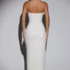 Vestido largo bandeau con cuello vuelto y adornos La Rochette en color marfil