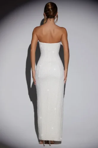 Vestido largo bandeau con cuello vuelto y adornos La Rochette en color marfil