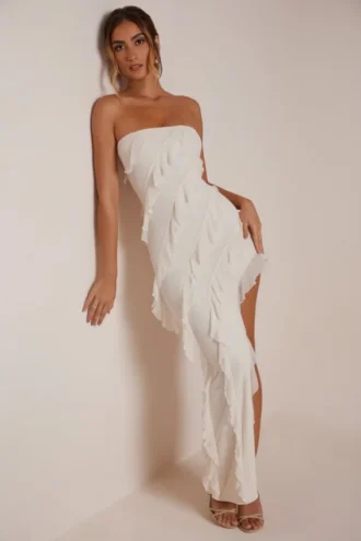 Vestido largo bandeau con volantes de Nevali en color marfil