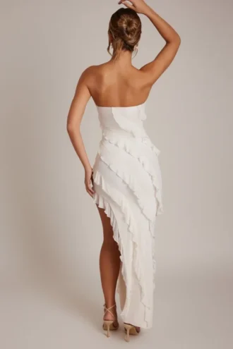 Vestido largo bandeau con volantes de Nevali en color marfil