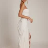 Vestido largo bandeau con volantes de Nevali en color marfil