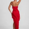 Vestido largo bandeau con volantes de Nevali en rojo