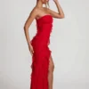 Vestido largo bandeau con volantes de Nevali en rojo