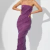 Vestido largo bandeau con volantes y adornos Dulce en color ciruela