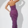 Vestido largo bandeau con volantes y adornos Dulce en color ciruela