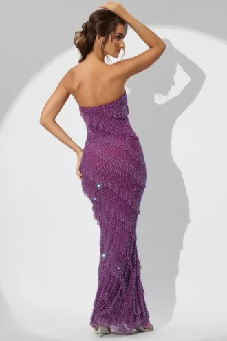 Vestido largo bandeau con volantes y adornos Dulce en color ciruela