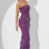 Vestido largo bandeau con volantes y adornos Dulce en color ciruela