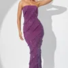 Vestido largo bandeau con volantes y adornos Dulce en color ciruela