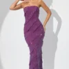 Vestido largo bandeau con volantes y adornos Dulce en color ciruela