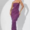 Vestido largo bandeau con volantes y adornos Dulce en color ciruela