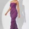 Vestido largo bandeau con volantes y adornos Dulce en color ciruela
