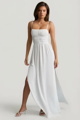 Vestido largo camisola fruncido Olyssia en blanco