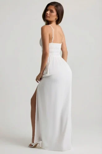 Vestido largo camisola fruncido Olyssia en blanco
