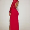 Vestido largo Carmina de encaje con escote pronunciado festoneado en rojo intenso